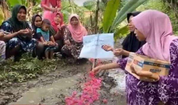 Belasan Tahun Dibiarkan Rusak, Emak-emak Cikulur Buat Kuburan dan Gelar Doa Bersama di Jalan Desa