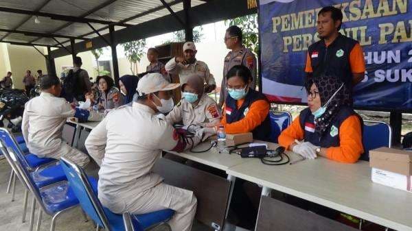 Kerahkan 4 Dokter, Polres Sukoharjo Cek Kesehatan 650 Personel Pengamanan TPS Pilkada 2024