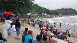 Libur Tahun Baru, Pantai Anyar Dipenuhi Ribuan Wisatawan