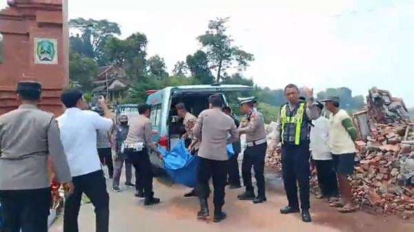 Diduga Rem Blong, Truk Bermuatan Herbel Tabrak Tugu Gapura Magetan - Ponorogo, Dua Orang Tewas Diduga Rem Blong, Truk Bermuatan Herbel Tabrak Tugu Gapura Magetan - Ponorogo, Dua Orang Tewas
