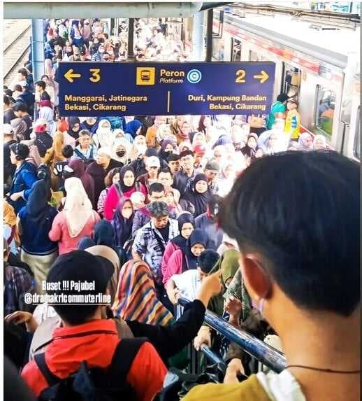 Libur Panjang, Penumpang KRL Commuterline Membeludak