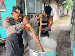 Mendadak Chef! Pasukan Brimob Siapkan 2.000 Porsi Makanan untuk Korban Banjir Demak