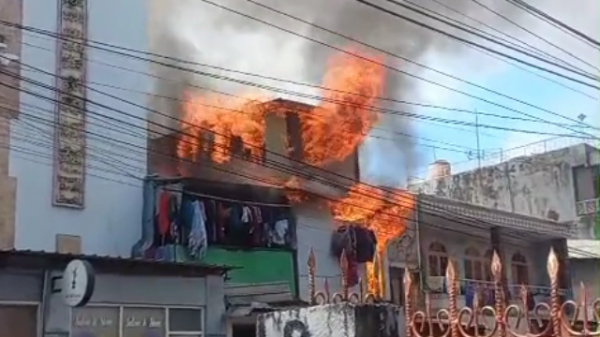 Kebakaran Hebat Hanguskan Rumah Warga di Jalan Satngga Makassar Kebakaran Hebat Hanguskan Rumah Warga di Jalan Satngga Makassar
