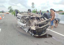 Kecelakaan di Tol Jombang-Mojokerto: Sopir Mengantuk, Mobil Terbalik