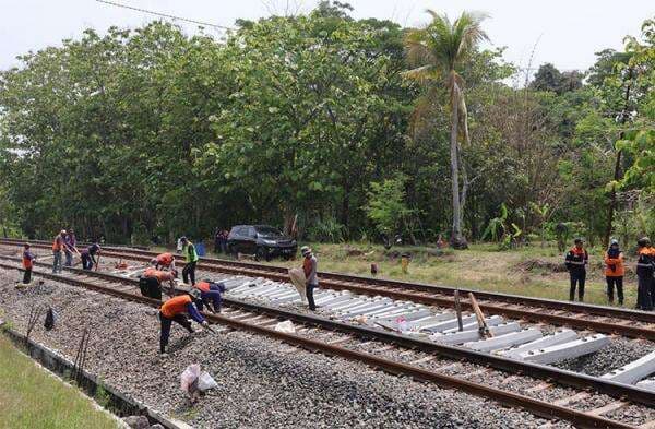 Tanpa Pedagang Asongan, Kereta Api Tetap Jadi Moda Transportasi Merakyat Sepanjang Masa