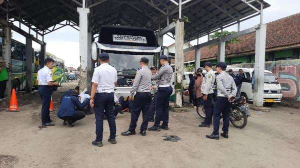 Puluhan Angkutan Umum di Terminal Singaparna Tasikmalaya Dirampcheck Jelang Nataru 2025