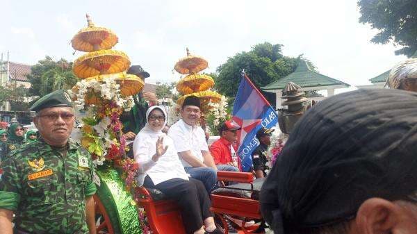 Pasangan Mundjidah-Sumrambah Naik Dokar saat Kampanye Akbar di Alun-alun Jombang