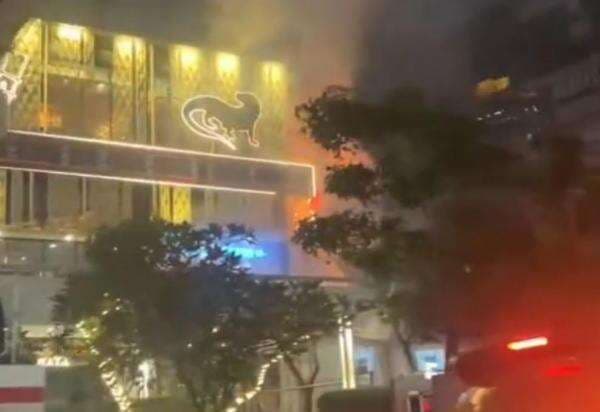 Papan Reklame Samping Sarinah Terbakar, Api Berhasil Dipadamkan Papan Reklame Samping Sarinah Terbakar, Api Berhasil Dipadamkan