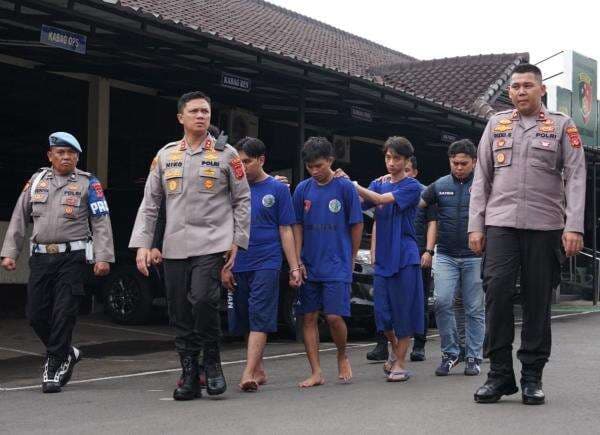 Rumah Produksi Tembakau Sintesis di Padasuka Cimahi Digerebek, 3 Orang Ditangkap Rumah Produksi Tembakau Sintesis di Padasuka Cimahi Digerebek, 3 Orang Ditangkap
