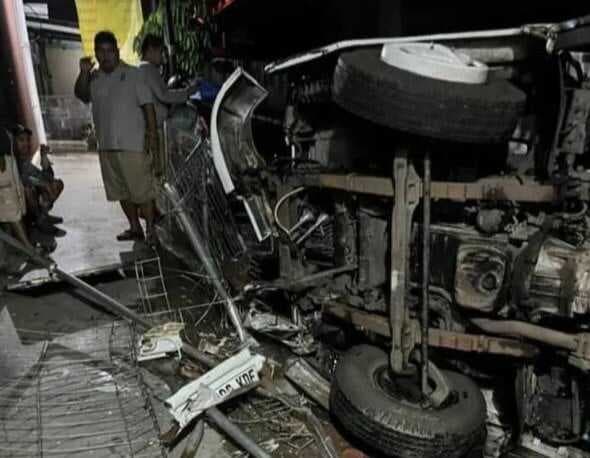Viral Truk Muatan Jeruk Terjun di Flyover Janti Yogyakarta Viral Truk Muatan Jeruk Terjun di Flyover Janti Yogyakarta