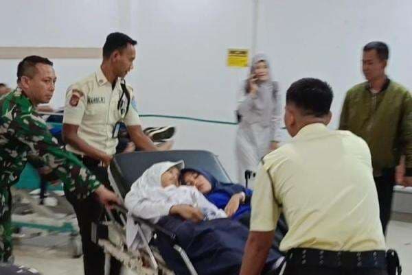 14 Siswa SMP 1 PGRI Cianjur Dilarikan ke RSUD Diduga Keracunan Makanan MBG 14 Siswa SMP 1 PGRI Cianjur Dilarikan ke RSUD Diduga Keracunan Makanan MBG