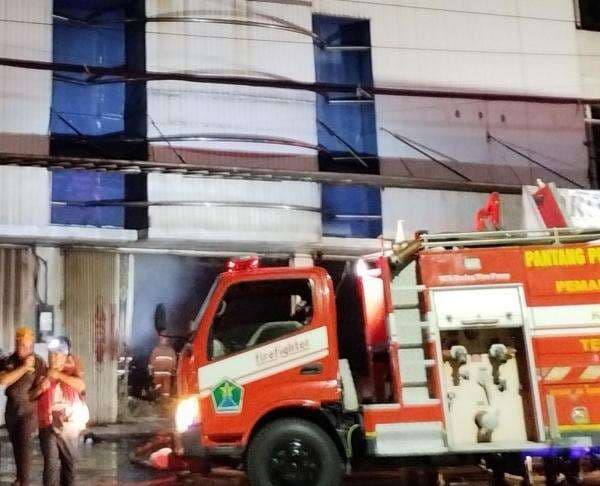 Kebakaran Landa Kawasan Pertokoan di Malang, 10 Mobil Damkar Dikerahkan Kebakaran Landa Kawasan Pertokoan di Malang, 10 Mobil Damkar Dikerahkan