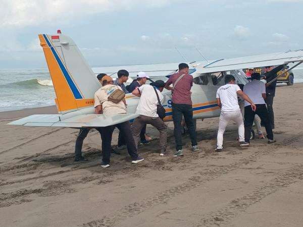 Gagal Mesin usai Take Off, Pesawat Capung Mendarat Darurat di Pantai Pangandaran Gagal Mesin usai Take Off, Pesawat Capung Mendarat Darurat di Pantai Pangandaran