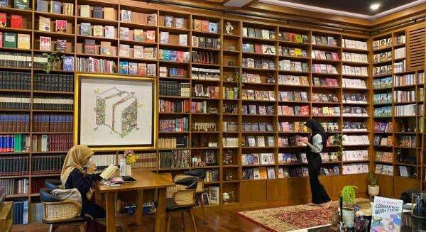 Shira Media, Penerbit dengan Koleksi Buku dan Coffee Shop di Utara Jogja Shira Media, Penerbit dengan Koleksi Buku dan Coffee Shop di Utara Jogja