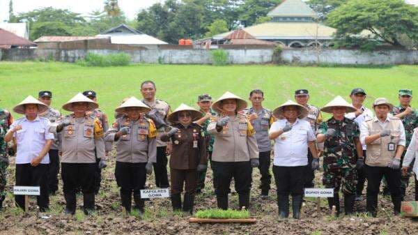 Kapolres Gowa Turut Serta Penanaman Padi Program Ketahanan Pangan Mentan RI