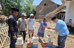 Turut Prihatin, Cabup 02 Bambang Soekwanto Berikan Bantuan Pada Korban Puting Beliung