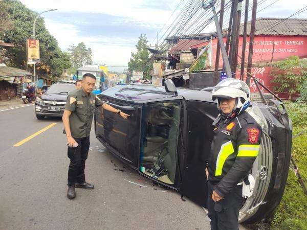 Kecelakaan Hari Ini Sopir Alami Microsleep, Fortuner Terjungkal di Jalan Raya Puncak