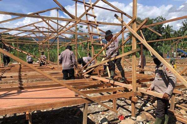 Personel TNI dan Brimob Dikerahkan Percepat Pembangunan Hunian Sementara di Sumbar Personel TNI dan Brimob Dikerahkan Percepat Pembangunan Hunian Sementara di Sumbar