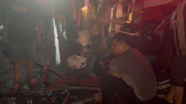 Kapolres Seruyan AKBP Hans Papahit Turut Bantu Padamkan kebakaran Rumah Barak Kapolres Seruyan AKBP Hans Papahit Turut Bantu Padamkan kebakaran Rumah Barak