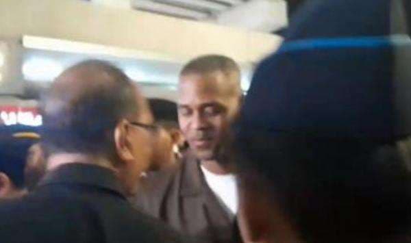 Patrick Kluivert Mendarat di Jakarta! Suporter Sambut dengan Sorak Sorai