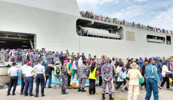 Mudik Laut Jakarta-Surabaya, Ribuan Pemudik Diangkut Kapal Perang Tiba di Semarang Mudik Laut Jakarta-Surabaya, Ribuan Pemudik Diangkut Kapal Perang Tiba di Semarang