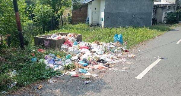 Tumpukan Sampah Di Perumahan Bukit Lewadang Dibiarkan Sebulan, Warga Keluhkan Kondisi Tidak Sehat