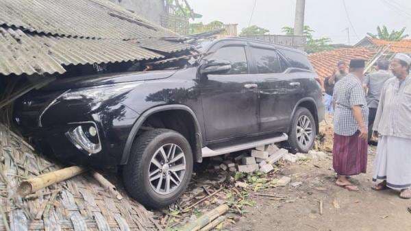 Diduga Pengemudi Mengantuk, Toyota Fortuner Oleng Tabrak Warung di Sampang