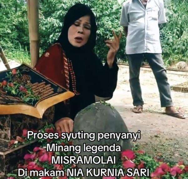 Viral Buat Video Klip di Makam Gadis Penjual Gorengan, Penyanyi Ini Bikin Netizen Makin Geram Viral Buat Video Klip di Makam Gadis Penjual Gorengan, Penyanyi Ini Bikin Netizen Makin Geram