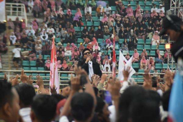 Denny Cak Nan Goyang Panggung Kampanye Paslon Khofifah-Emil, Ribuan Massa Terhibur