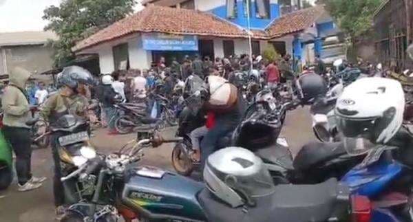 Cairan Kimia Keras Tumpah dari Truk Tangki, Ratusan Motor Rusak, Kulit Pengendara Melepuh