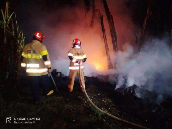 Tumpukan Ban Truk di Baureno Terbakar, Diduga Dibakar Orang Tak Dikenal Tumpukan Ban Truk di Baureno Terbakar, Diduga Dibakar Orang Tak Dikenal