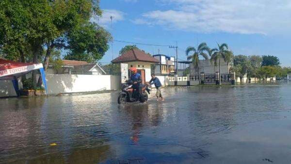 Astaga! Banjir Rendam Kantor Samsat Jombang, Demi Masyarakat Pelayanan Tetap Buka