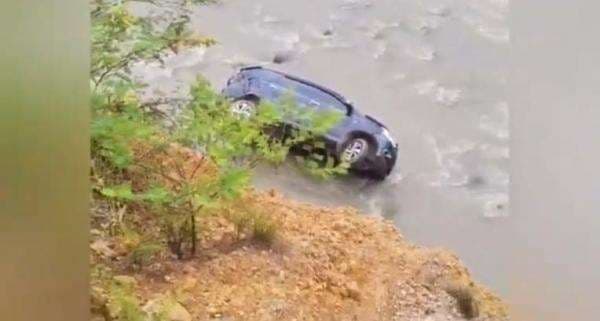 Kecelakaan Hari Ini Minibus Terjun Bebas ke Sungai Batang Gadis, Sopir Tak Kuasai Jalur Sempit