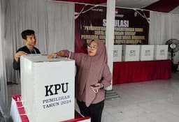 KPU Grobogan Gelar Simulasi, Pemilih di TPS 06 Monggot Geyer Antusias Gunakan Hak Pilih