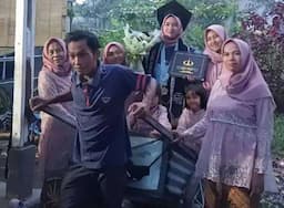 Bikin Haru, Momen Ayah Arak Putrinya yang Diwisuda dengan Gerobak Sampah