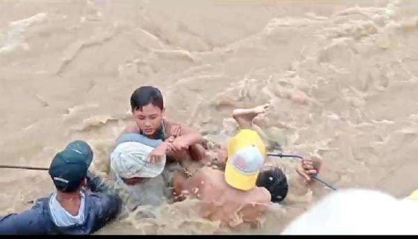 Viral! Video Evakuasi Tujuh Bocah Terjebak Pusaran Banjir Bandang di Cigudeg Kabupaten Bogor