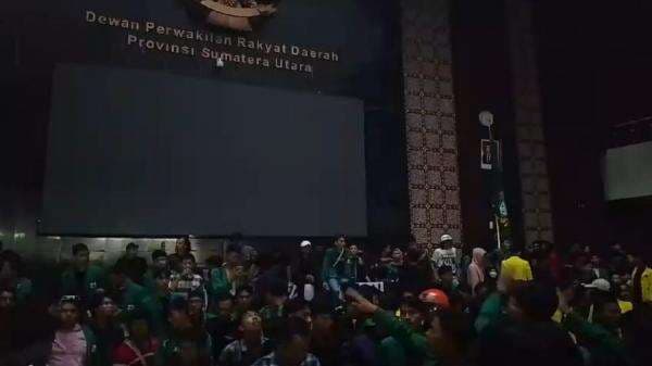 Ratusan Mahasiswa Duduki Ruang Rapat DPRD Sumut, Desak Pembatalan Kenaikan PPN 12 Persen