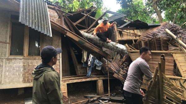 Polisi Bantu Evakuasi Rumah Warga yang Tertimpa Pohon Tumbang di Tasikmalaya