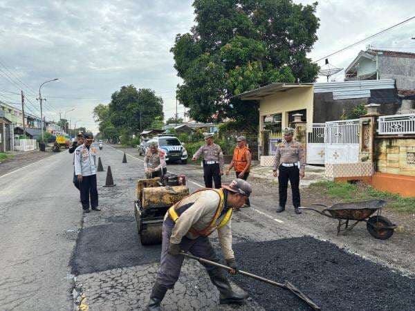 Polres Situbondo dan Dinas PU Tambal Jalan Pantura untuk Keamanan Libur Akhir Tahun