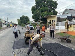 Polres Situbondo dan Dinas PU Tambal Jalan Pantura untuk Keamanan Libur Akhir Tahun