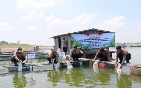 Dukung Program Presiden Prabowo, Polres Sragen Tebar 10.000 Bibit Ikan di WKO