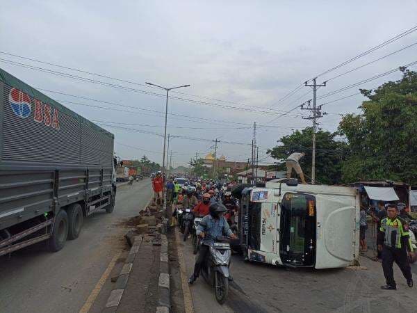 Oleng Truk Box Tabrak Median Jalan dan Motor Lalu Terguling