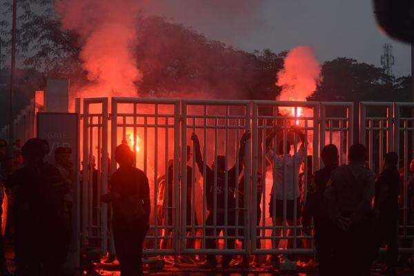 Laga PSIS vs Malut United Diwarnai Kericuhan Suporter, Lempar Mercon hingga Blokir Pintu VIP