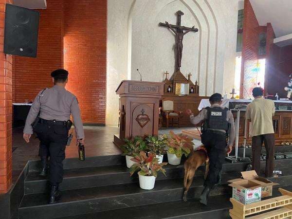 Polres Grobogan Lakukan Sterilisasi Gereja Untuk Pastikan Keamanan Ibadah Natal 2024