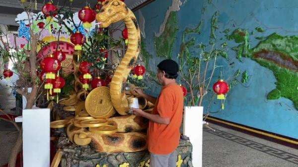 Sambut Imlek 2576, Klenteng Kwan Sing Bio Tuban Bersolek, Dengan Semarak Lampion dan Patung Sio Ular