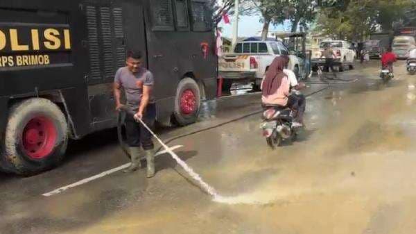 Polisi Bersihkan Jalan Protokol Aceh Tamiang Pascabanjir, Kurangi Debu Jaga Kesehatan Warga Polisi Bersihkan Jalan Protokol Aceh Tamiang Pascabanjir, Kurangi Debu Jaga Kesehatan Warga