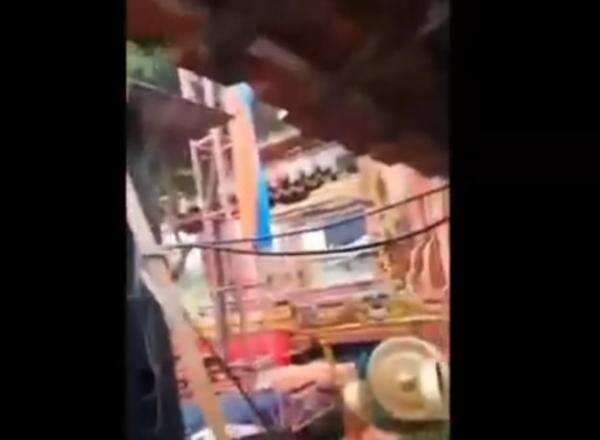 Detik-Detik Mencekam Tenda Pernikahan di Cirebon Roboh Disapu Angin Kencang, Tamu Berhamburan Detik-Detik Mencekam Tenda Pernikahan di Cirebon Roboh Disapu Angin Kencang, Tamu Berhamburan