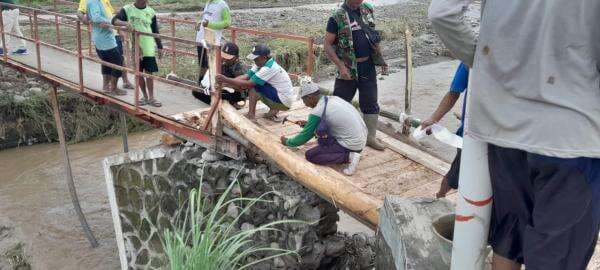 Putus Diterjang Banjir Bandang, Jembatan Penghubung Cipluk Barat dan Timur Diperbaiki Seadanya