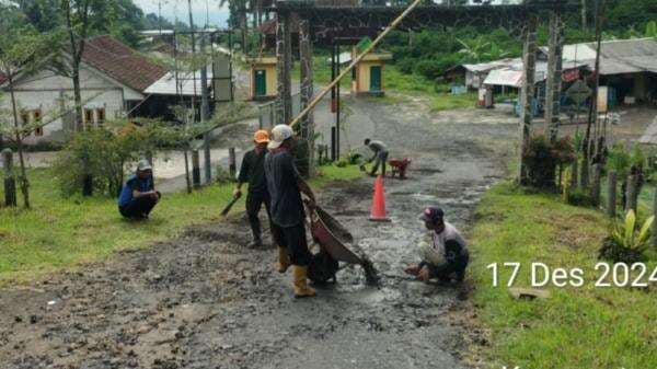 Sambut Libur Nataru 2025, Pengelola Wisata Gunung Galunggung Perbaiki Jalan Menuju Kawah