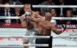 Jake Paul Kalahkan Mike Tyson Dalam Duel Exibisi Lintas Generasi